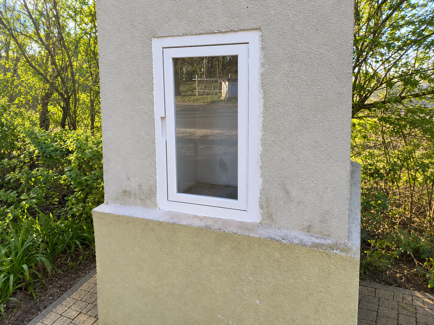 Przeszklone drzwiczki drewniane